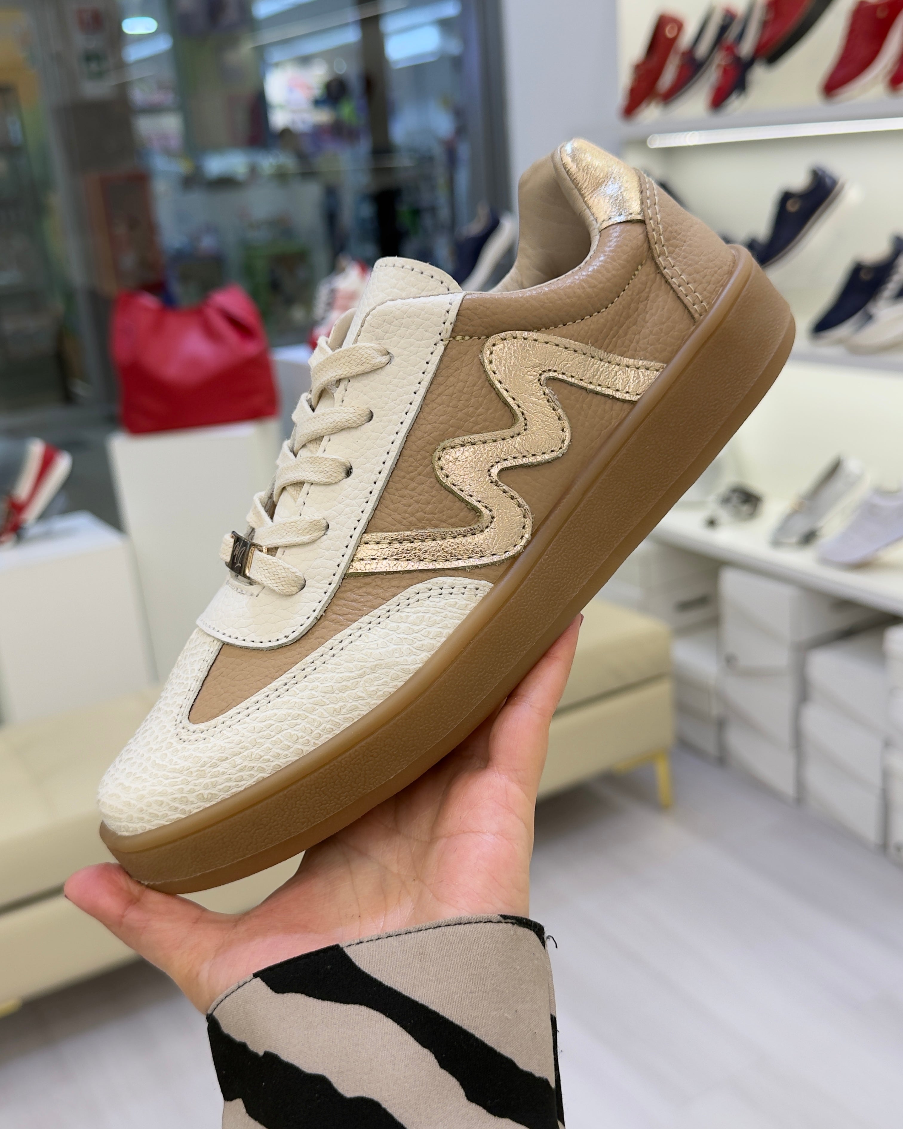 Detalle zapatilla Claudia taupe dorado crema cuero natural | Maryori López