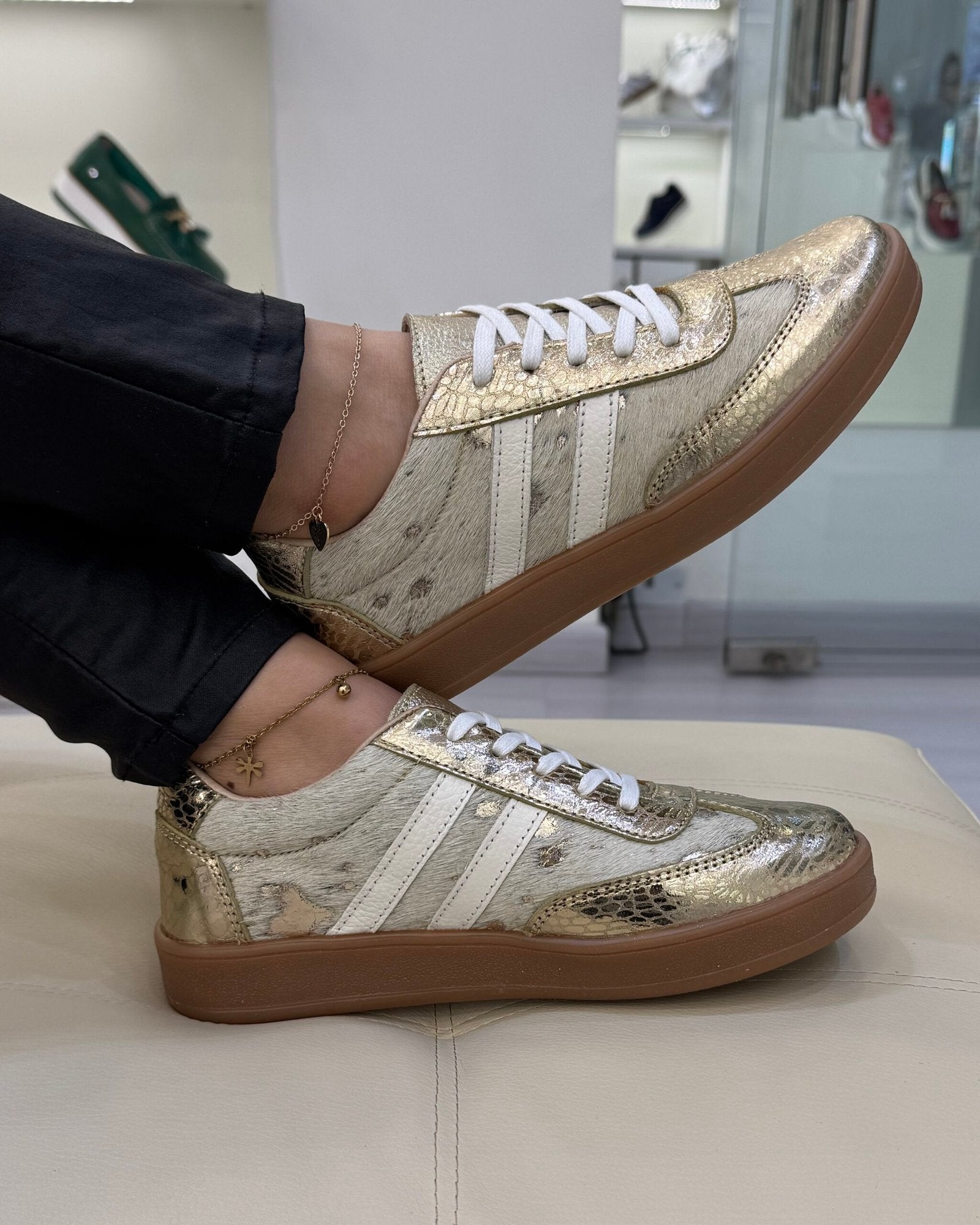 Zapatilla Jennifer dorado detalles blancos cuero natural mujer | Maryori López