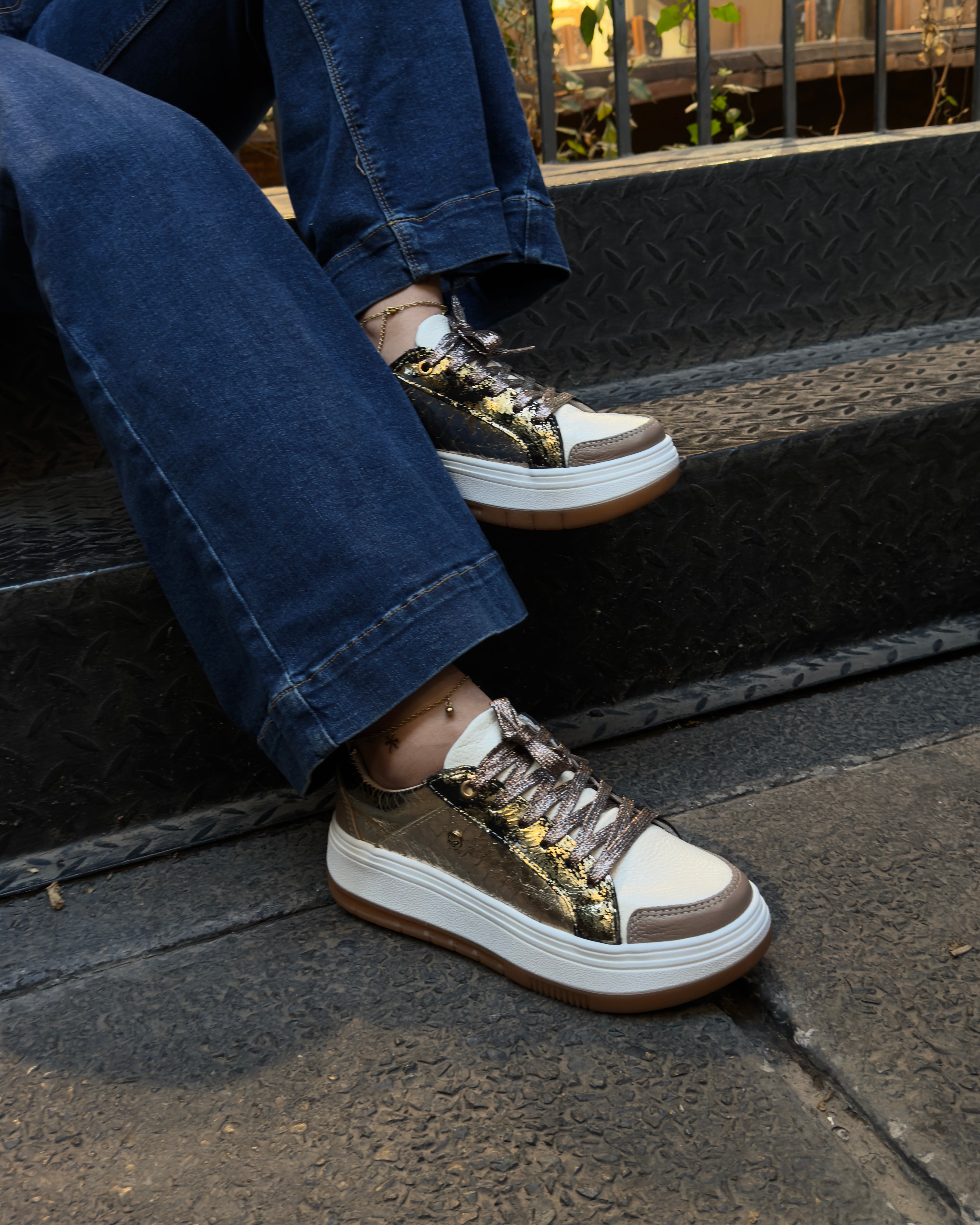 Detalle zapatilla Lorena dorado crema cuero natural mujer | Maryori López