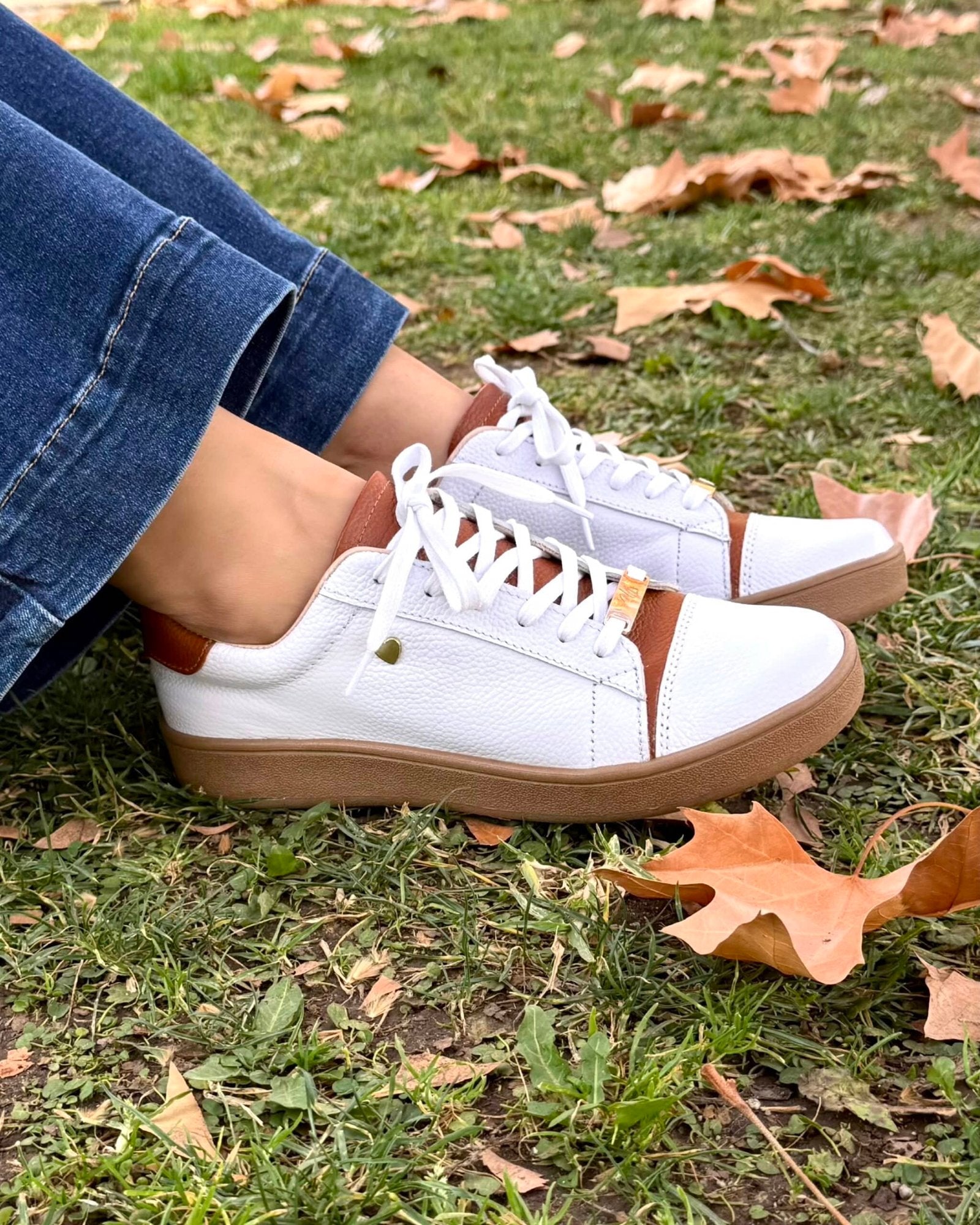 Zapatilla Lucía blanco detalles camel cuero natural mujer | Maryori López
