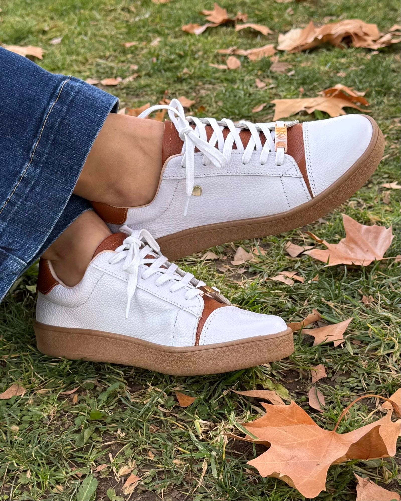 Detalle zapatilla Lucía blanco camel cuero natural | Maryori López