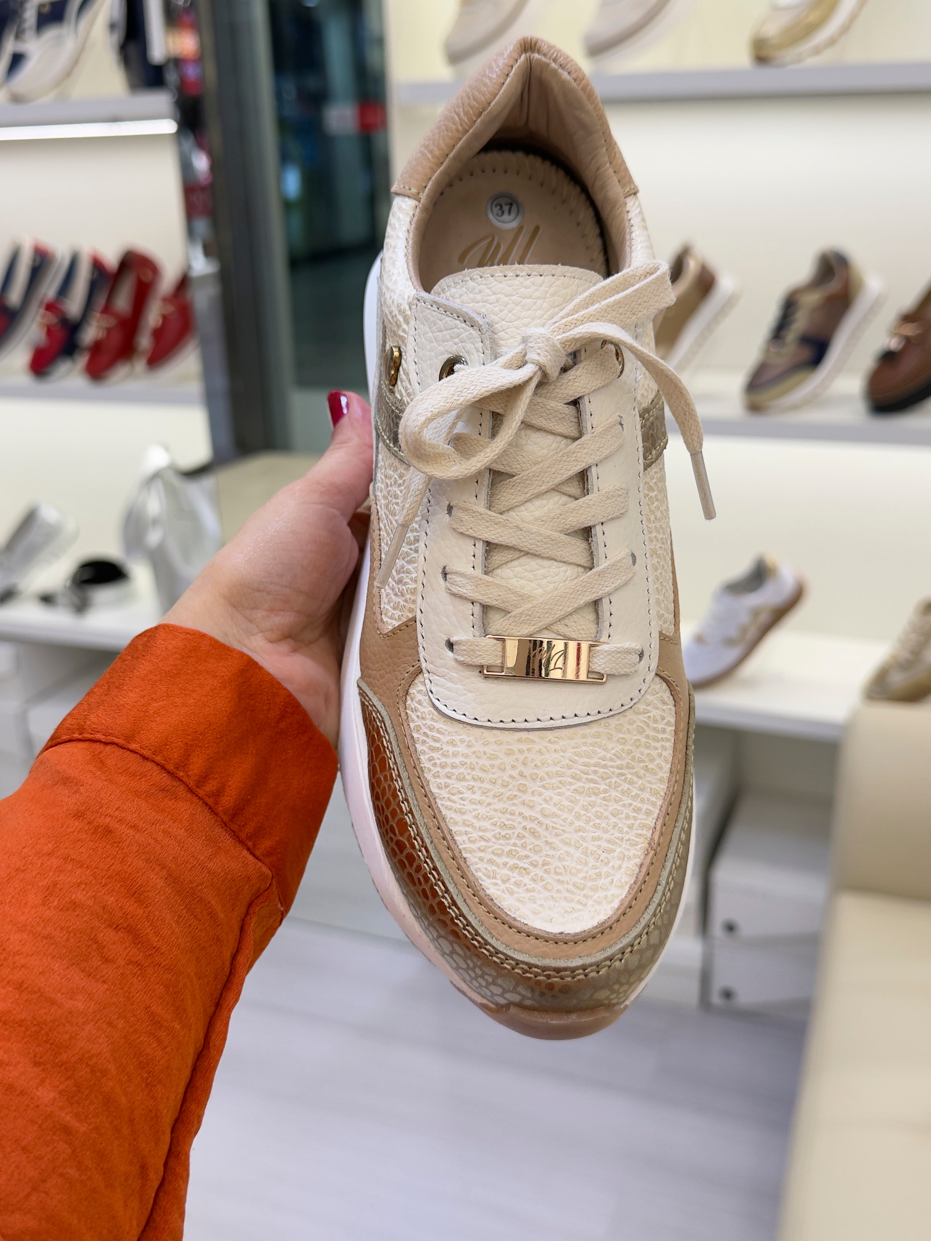 Detalle zapatilla Magdalena crema cuero natural mujer | Maryori López