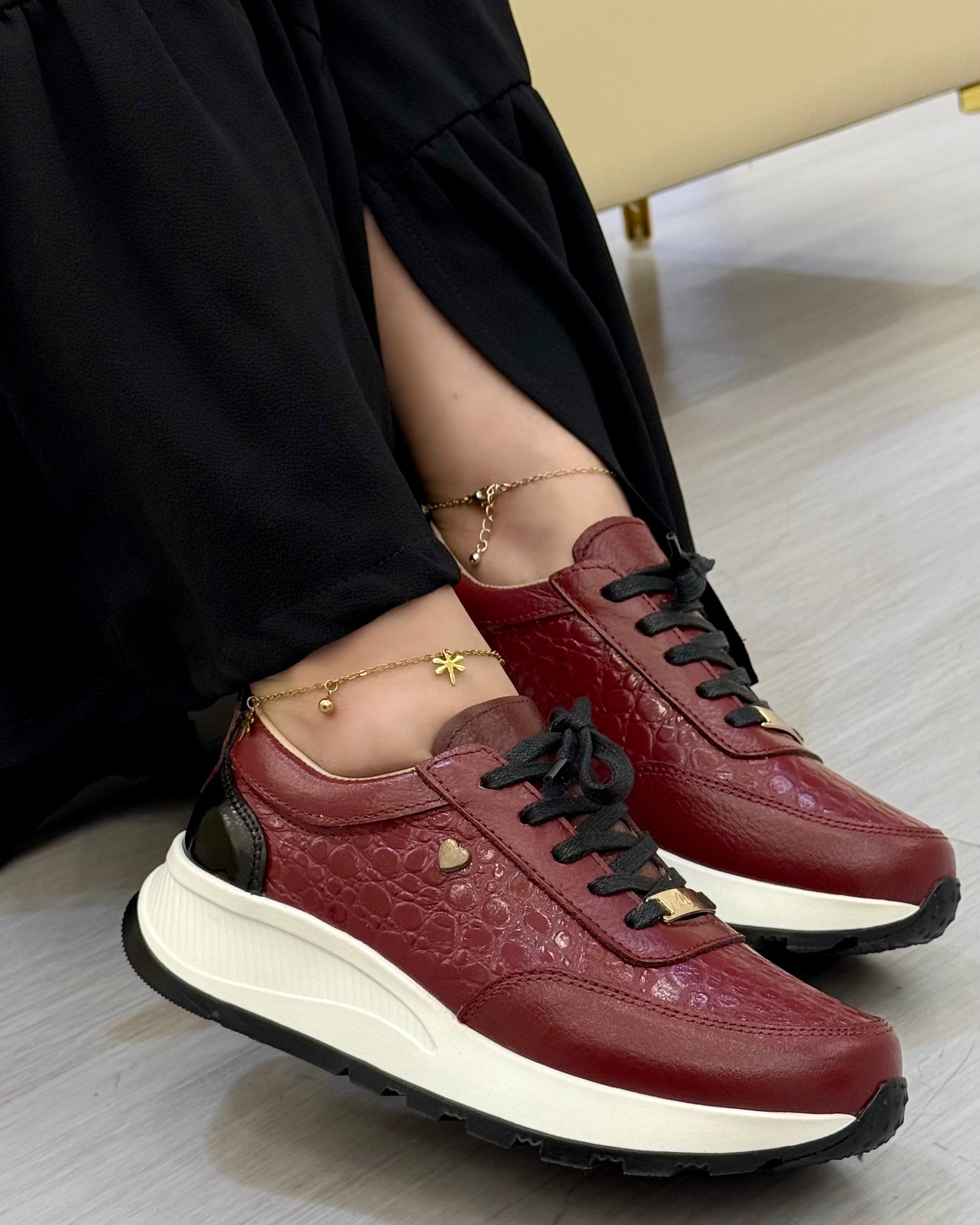 Zapatilla Marcela burdeo cuero mujer look completo | Maryori López