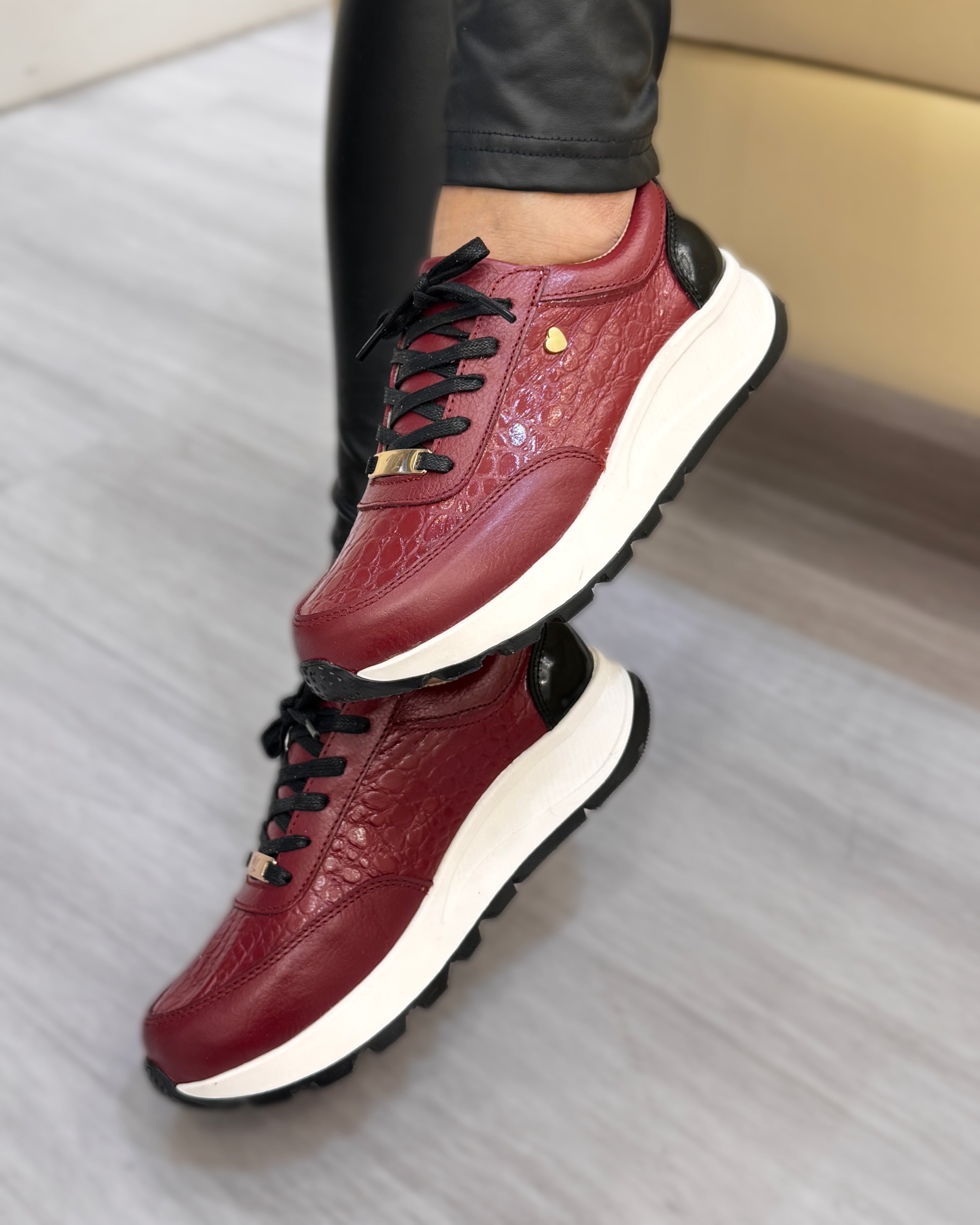 Detalle zapatilla Marcela burdeo cuero natural mujer | Maryori López