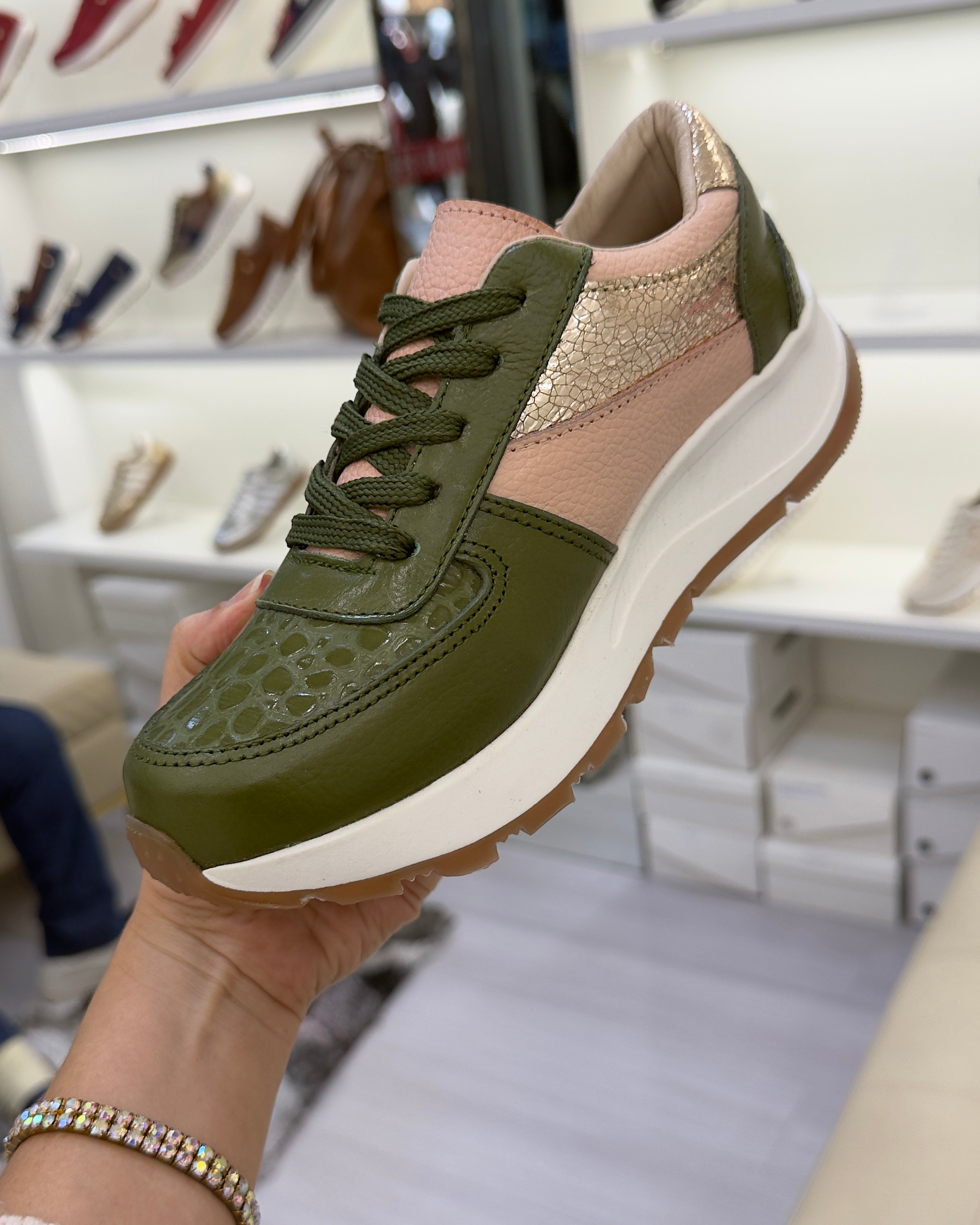 Zapatilla Rebeca verde cuero mujer en tienda Maryori López
