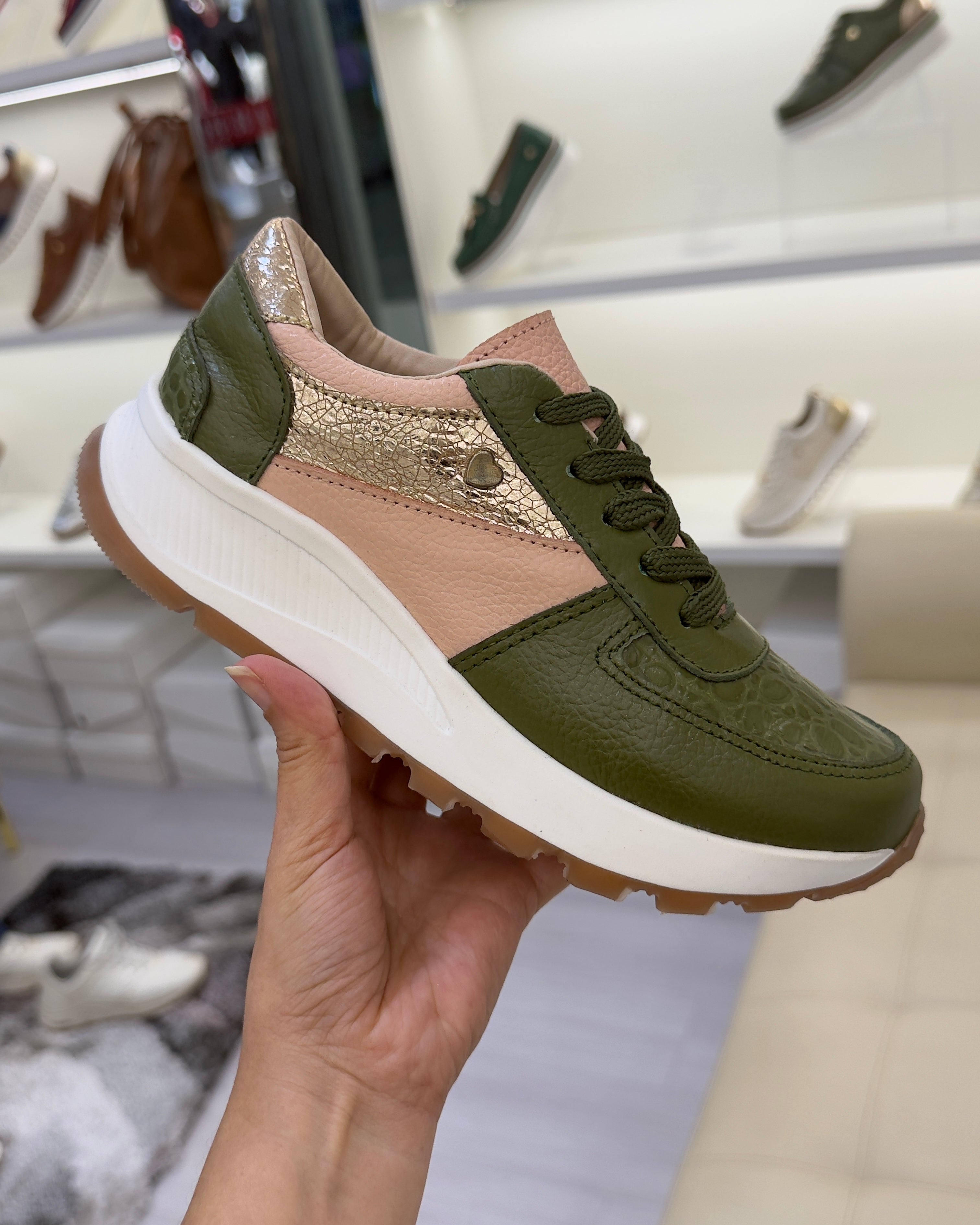Detalle zapatilla Rebeca verde cuero natural mujer | Maryori López