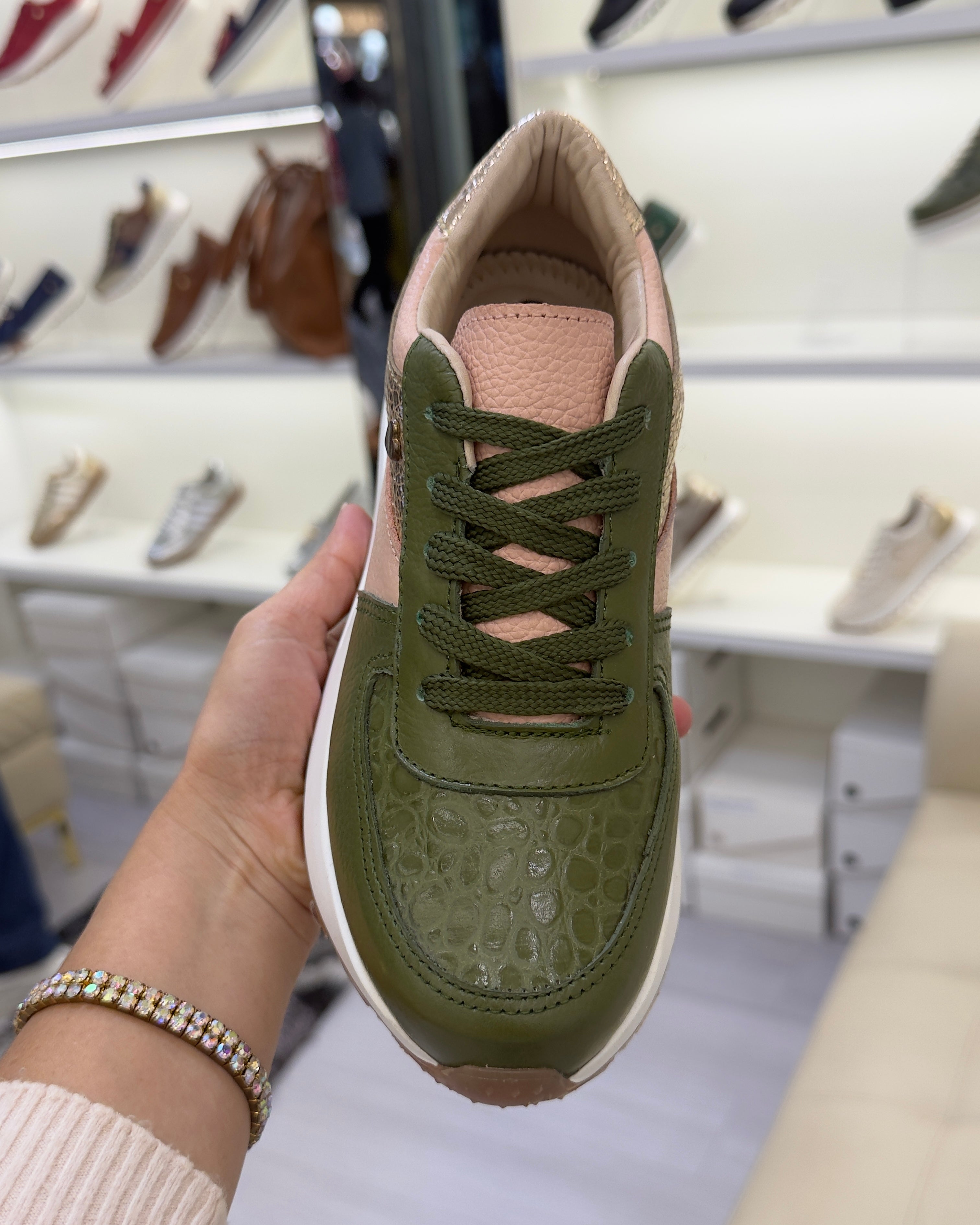 Vista lateral zapatilla Rebeca verde cuero natural | Maryori López