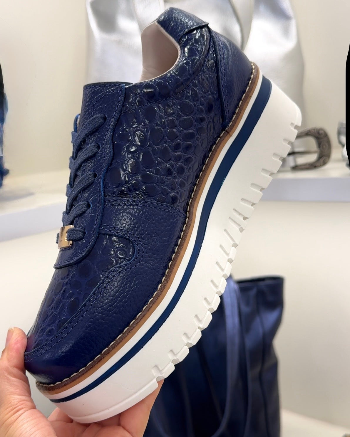 Detalle zapatilla Riviera azul cuero natural mujer | Maryori López