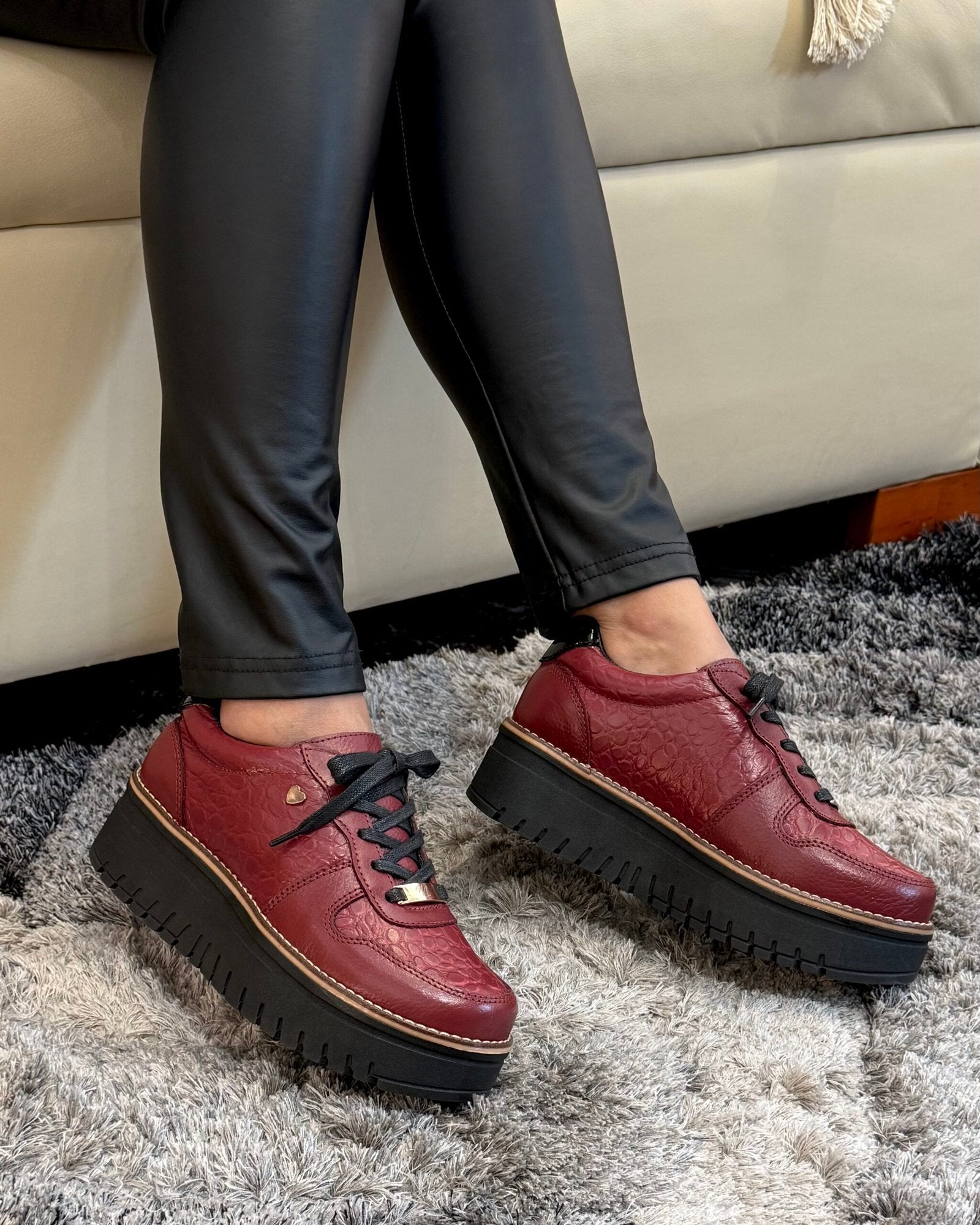 Detalle zapatilla Riviera burdeo cuero natural mujer | Maryori López