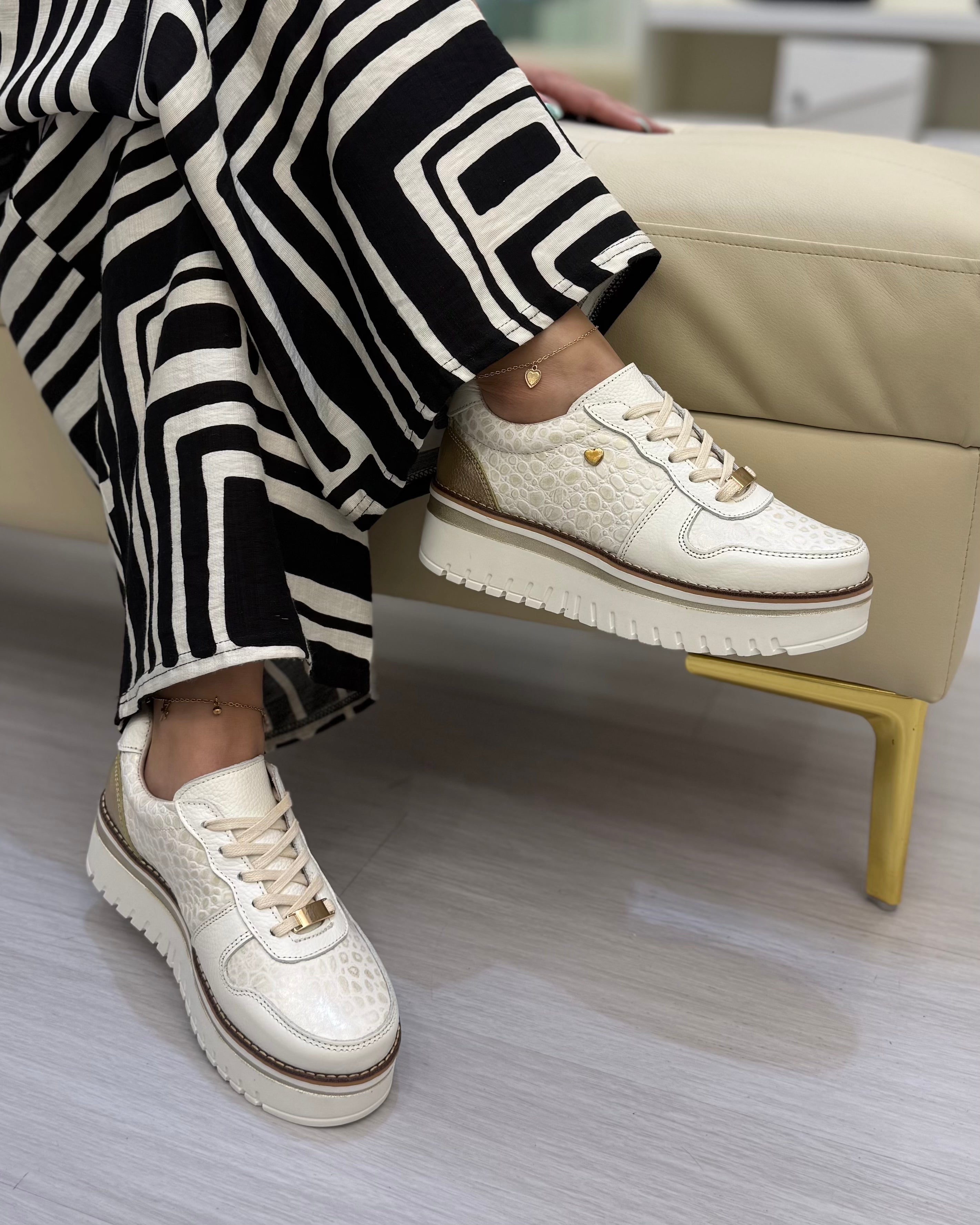 ALT: Zapatilla Riviera crema detalle dorado cuero natural mujer | Maryori López