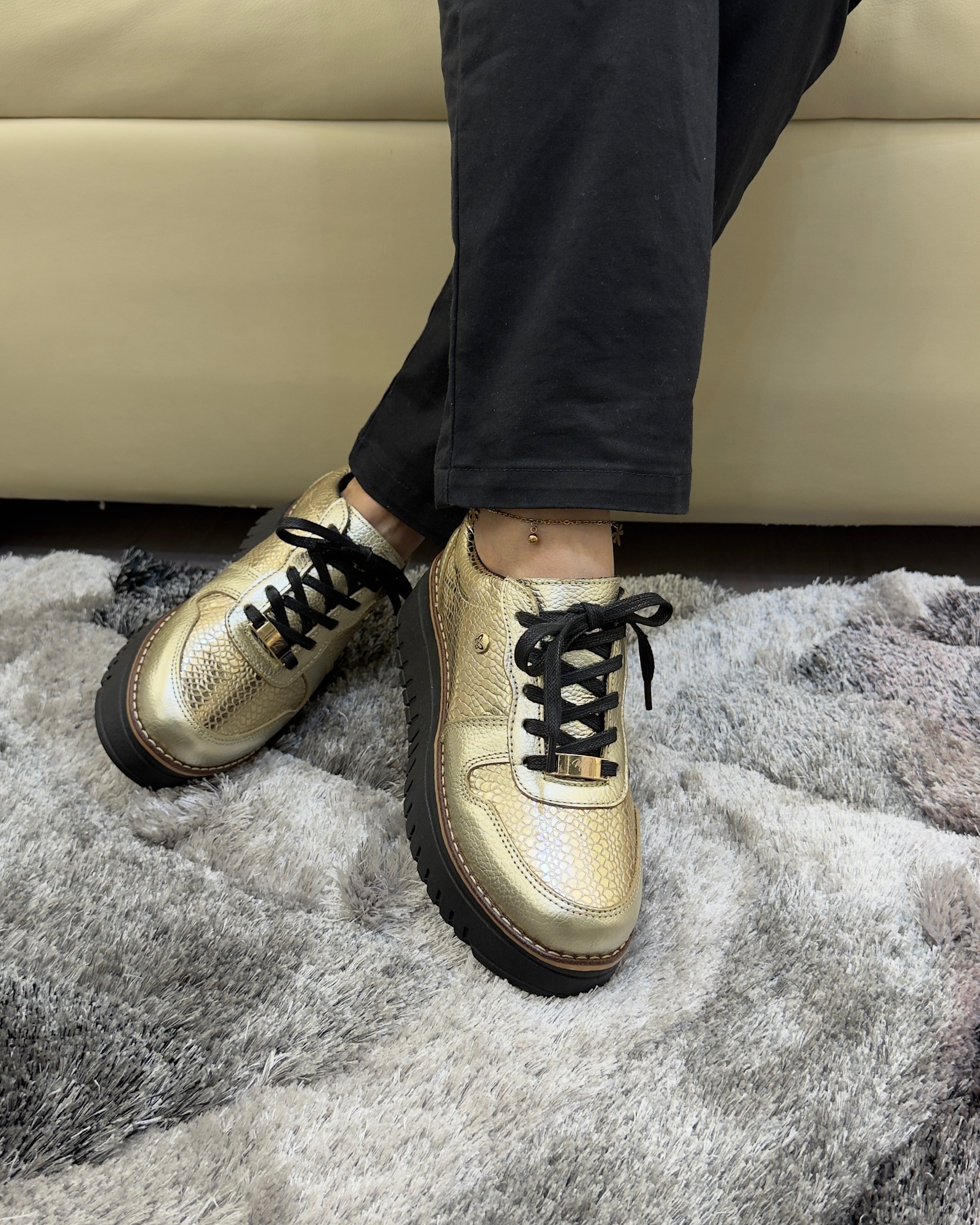 Detalle zapatilla Riviera dorado cuero natural mujer | Maryori López