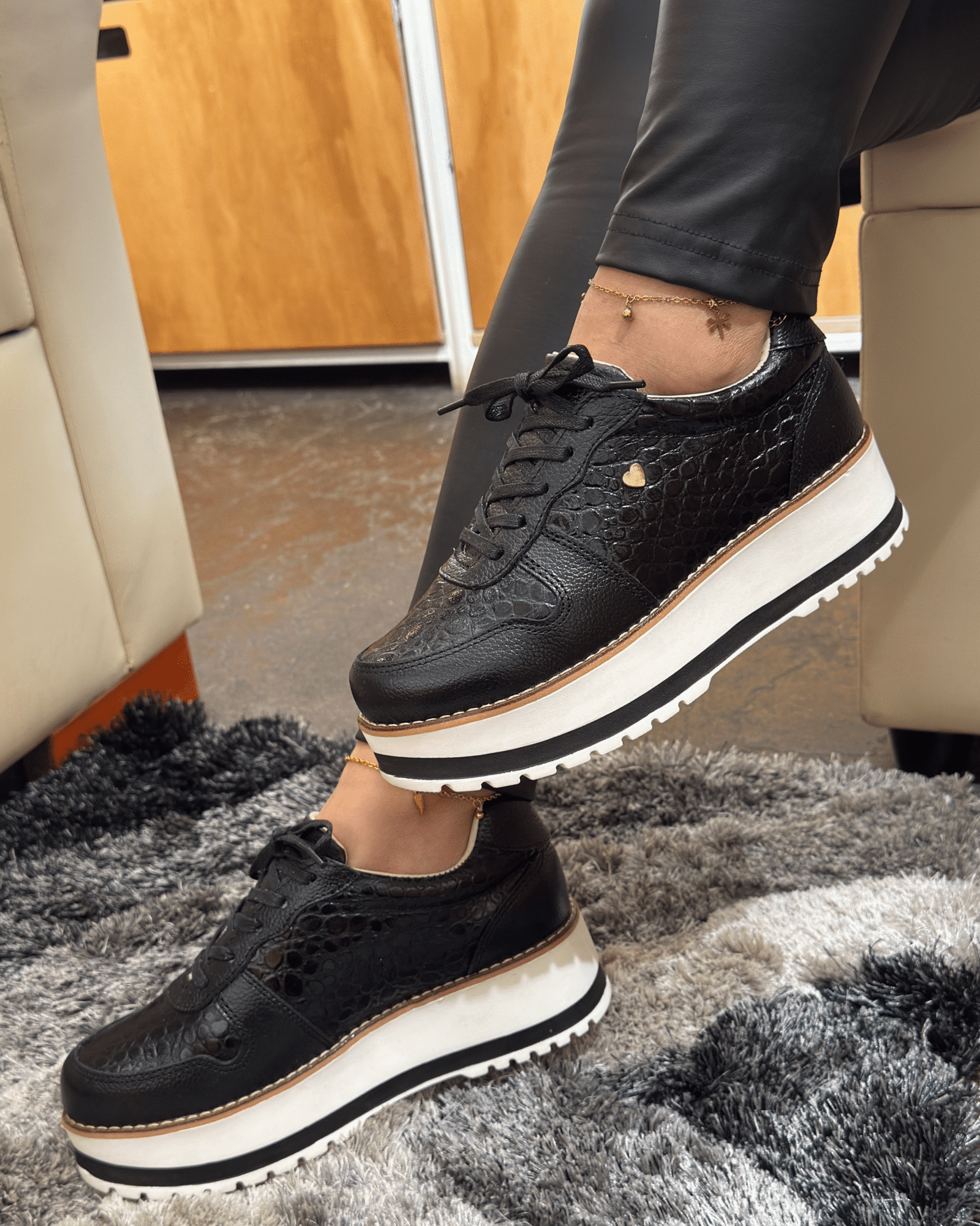 Zapatilla Riviera negro suela blanca cuero natural mujer | Maryori López