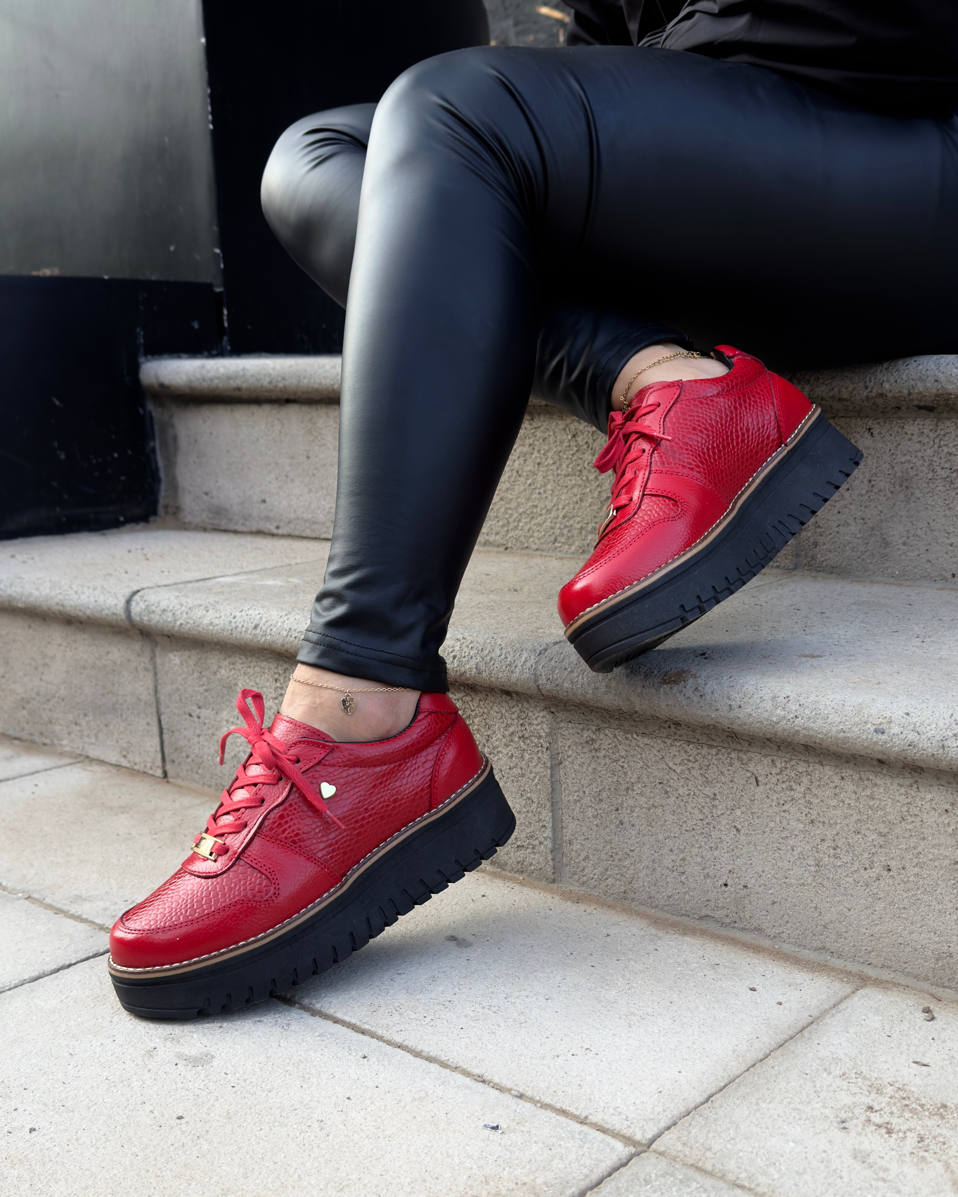 Zapatilla Riviera rojo suela negra cuero natural mujer | Maryori López