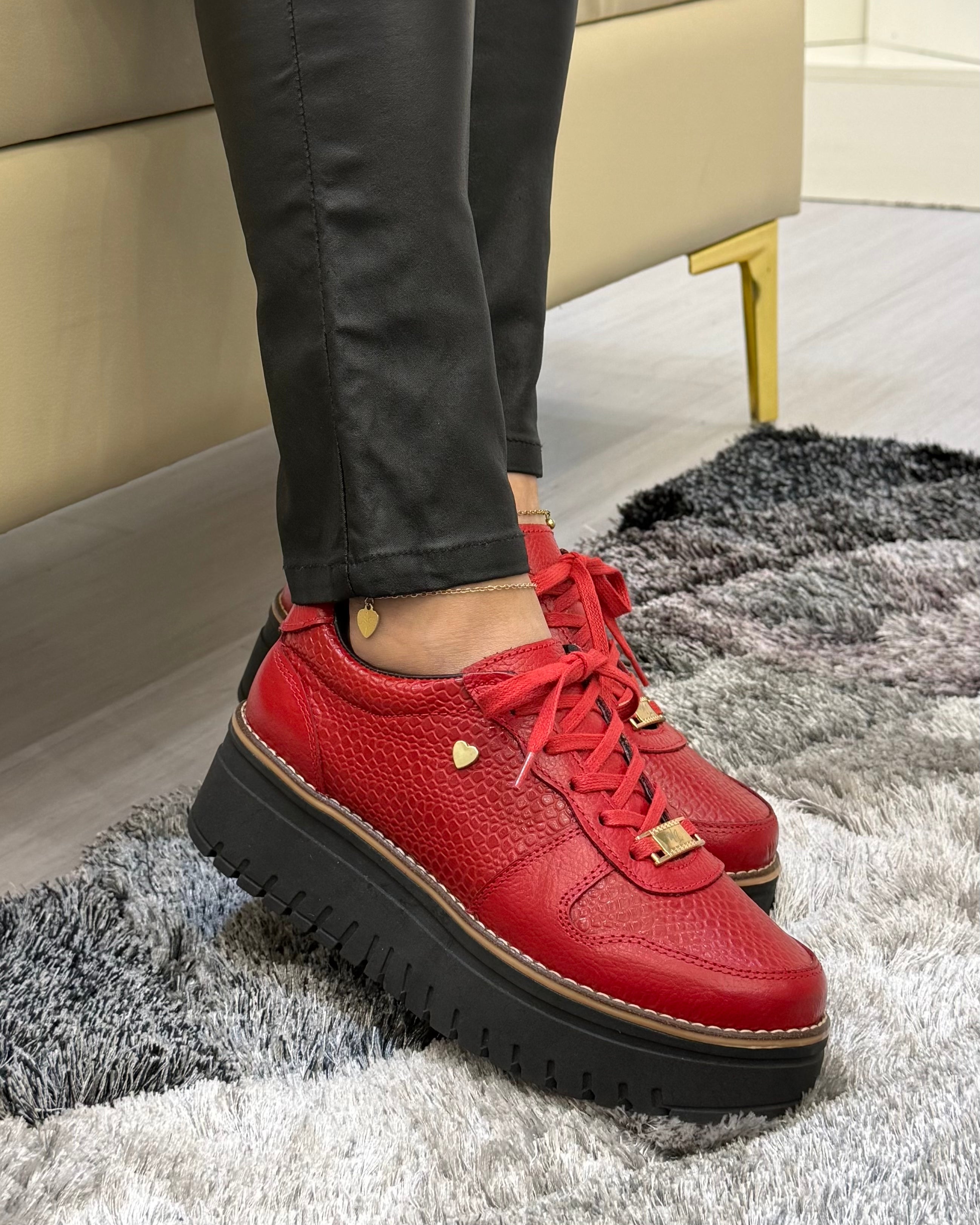 Detalle zapatilla Riviera rojo suela negra cuero natural | Maryori López