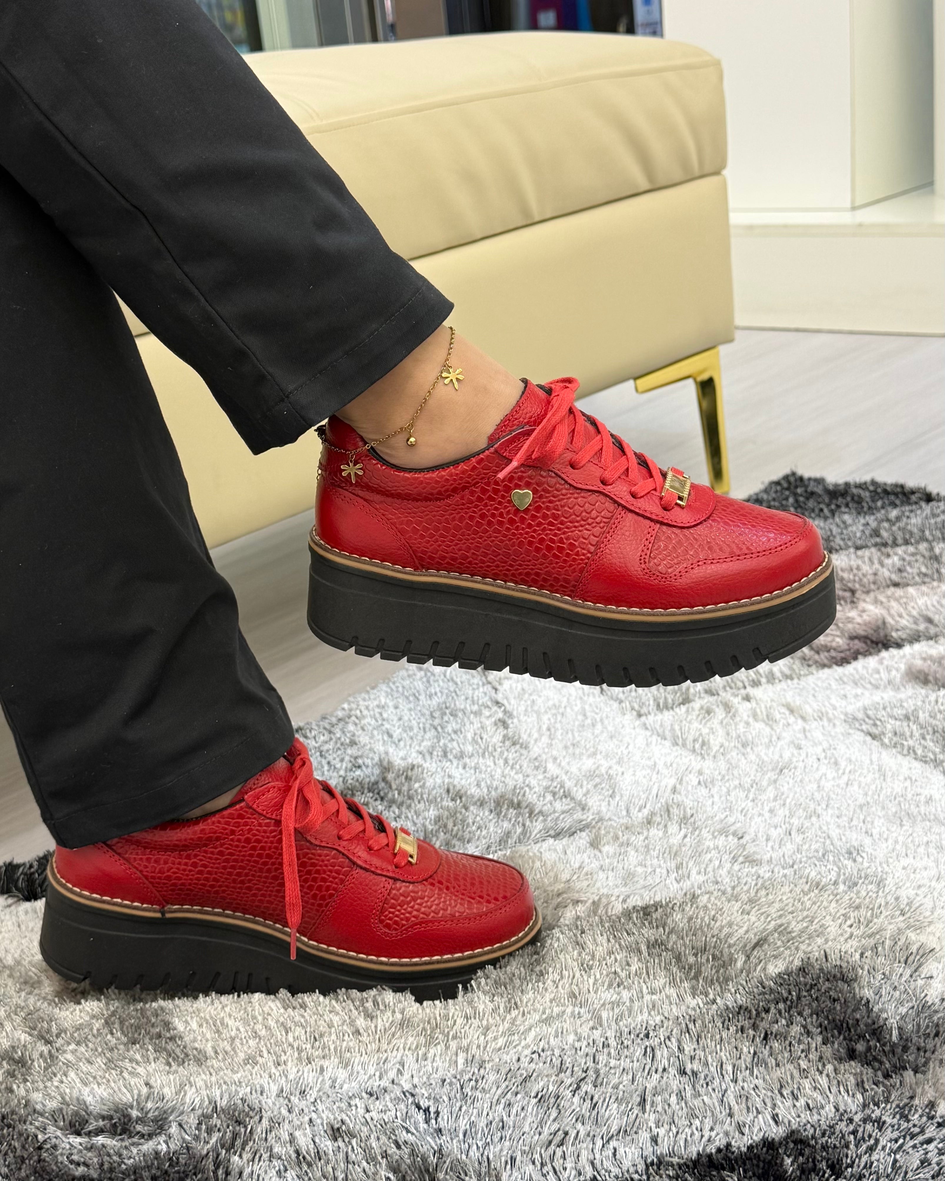 Vista lateral zapatilla Riviera rojo suela negra cuero natural | Maryori López