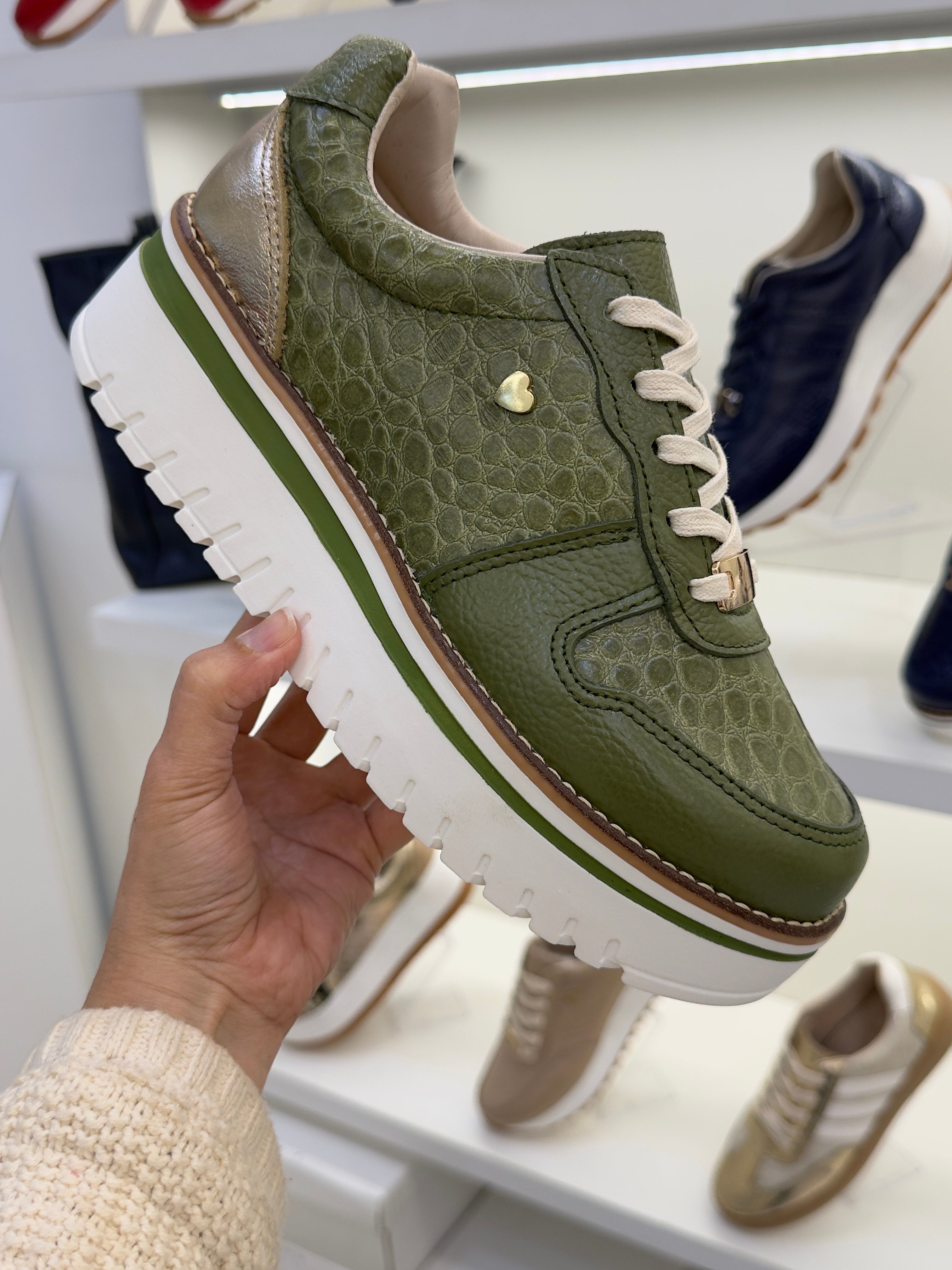 Detalle zapatilla Riviera verde cuero natural mujer | Maryori López