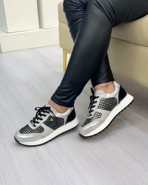 Zapatilla Anastasia Plateado Cuero Mujer | Maryori López